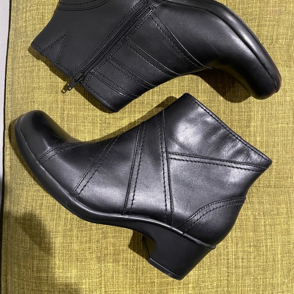 Clarks soft cushion booties - Picture 2 of 3